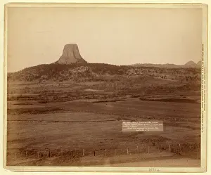 Devils Tower und Mo. Buttes. Ryans Ranch im Vordergrund, 2 Meilen von der Kamera entfernt.
