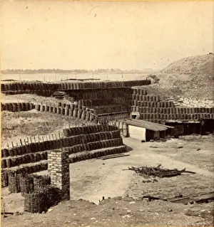 Innenaus des Forts von Sumpter (d.h. Sumter), Jamesinsel im Hintergrund