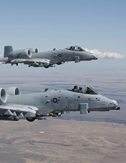 Zwei A-10 Thunderbolts fliegen über das Saylor-Creek-Bombierang, Idaho