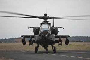 Military Helicopters Drucke: AH-64 Apache helicopter on the runway