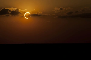 Backlit Cloud Formations Drucke: Annular Solar Eclipse
