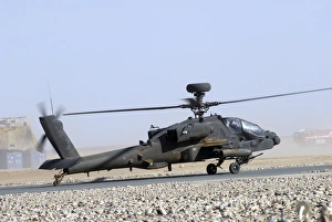 Apache Helicopter Drucke: An Apache helicopter prepares for takeoff at Camp Bastion, Afghanistan