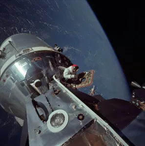 NASA Space Exploration Drucke: Apollo 9 Command and Service Modules and Lunar Module with Earth in background
