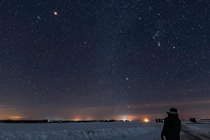 Blood Moon Photography Drucke: Astronomer looking up at the total eclipse of the moon in Saskatchewan