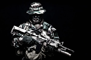 Dark Background Portraits Drucke: Commando soldier in battle uniform