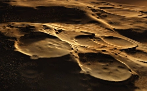 Cratered Moon Surface Drucke: The cratered surface of the moon