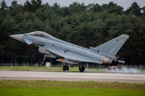 Eurofighter Typhoon Drucke: An EF-2000 Typhoon lands after a test flight in Manching