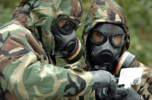 Military Photography Drucke: Explosive Ordnance Technicians run tests on substances