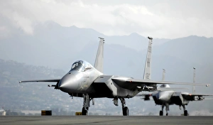 Aviation Images Drucke: Two F-15A Eagles on the flight line