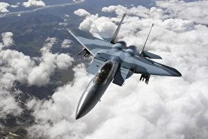 Ein F-15C Aggressor fliegt über eine Gebirgskette