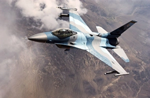 Nevada Desert Landscape Drucke: An F-16 Falcon in flight