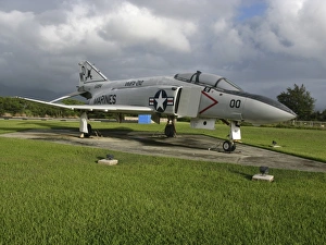 Military Aircraft Display Drucke: The F4 Phantom II on display