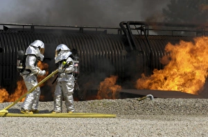 Protective Clothing For Firefighters Drucke: Firefighters neutralize a live fire
