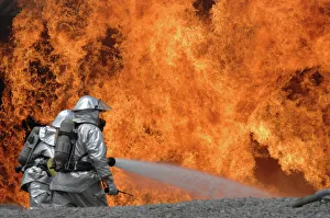 Drucke von Vom 23. Mai 2007 – Feuerwehrleute unterdrücken ein Brand während eines Feldübungsmanövers auf der Shaw Air Force Base in Süd-Karolina Bohrer Drucke: Feuerwehrleute neutralisieren einen Brand