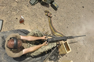 Gunner's Mate feuert eine M/50,5-Maschinenpistole ab