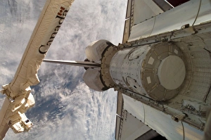 Spacecraft In Orbit Drucke: The Harmony node in Space Shuttle Discoverys cargo bay