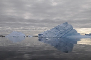 Rugged Terrain Photography Drucke: Iceberg reflection, Antarctica