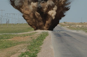 Iraq War Photos Drucke: An Improvised Explosive Device destroyed by C-4 explosives