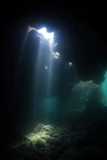 Underwater Cave Photography Drucke: Light beams inside Dolphin's Den cavern