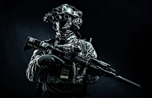 Night Vision Device Drucke: Modern combatant standing in darkness