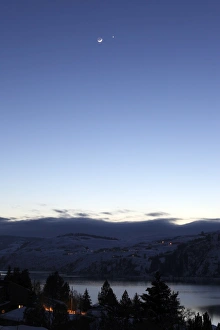 Outdoor Photography No People Drucke: Moon and Venus Conjunction