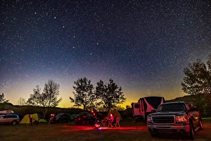 Perseid Meteor Shower Drucke: An observer at the Alberta Start Party