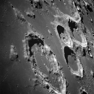 Space Exploration Images Drucke: Oblique view of the lunar surface