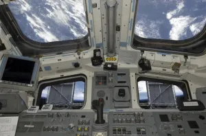 Space Shuttle Atlantis Drucke: A view from inside the flight deck of Space Shuttle Atlantis