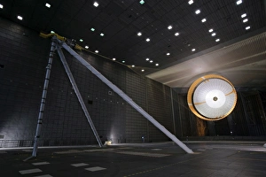 Ein Fallschirm wird im Inneren einer Windtunnel mit Flugqualifizierungsprüfungen durchgeführt