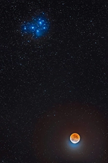 Partial Lunar Eclipse Drucke: Partial eclipse of the moon below the Pleiades star cluster in Taurus