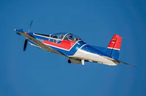 Ein PC-9 Flugzeug in der Luft während des Übungsmanövers Ample Strike 2018.