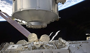 Das dauerhafte Mehrzweckmodul im Griff von Canadarm2