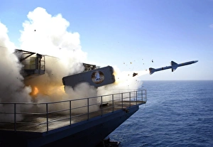 Ein RIM-7 See-Sparrat-Rakete startet von der USS Abraham Lincoln