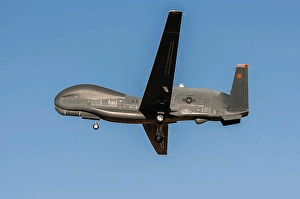 Unmanned Aerial Vehicles Drucke: An RQ-4B Global Hawk in flight