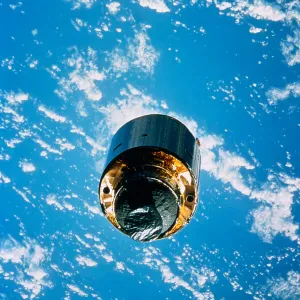 Earth From Space Photography Drucke: Satellite View of Space Shuttle in Outer Space