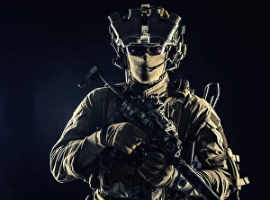 Commando Portrait Drucke: Serviceman equipped with modern weapons