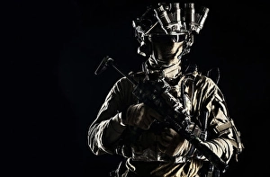 Commando Portrait Drucke: Serviceman equipped with modern weapons