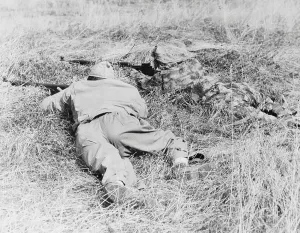 WWII Military Photography Drucke: Two snipers blending in with their terrain