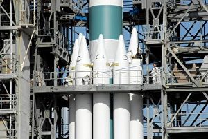 Cape Canaveral Air Force Station Drucke: Solid rocket boosters are attached to the Delta II rocket in the mobile service tower
