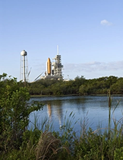 Space Shuttle Atlantis Drucke: Space Shuttle Atlantis sits ready on the launch pad