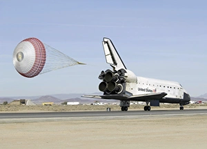 Dryden Flight Research Center Drucke: Space Shuttle Endeavour with its drag chute deployed