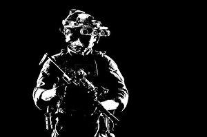 Special Forces Soldier Drucke: Special operations fighter looking aside