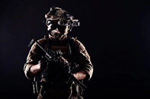Special Forces Soldier Drucke: Special operations fighter looking aside