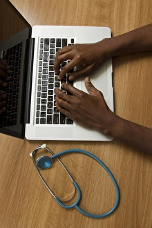 Gerahmter Druck : Stethoskop und Laptop-Computer