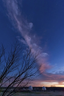 Seltsamer Wolkenhaufen über Beobachtungsanlagen am Sonnenuntergang