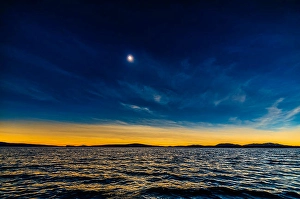 Total Solar Eclipse Drucke: The total eclipse of the Sun over the waters of Lac-Brome