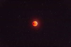 Total Lunar Eclipse Drucke: Totally eclipsed moon in starfield
