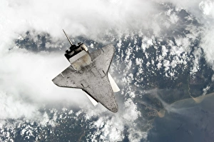 Space Shuttle Discovery Drucke: The underside of space shuttle Discovery as the shuttle approaches the International