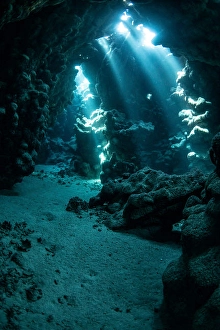 Egyptian Rock Formations Drucke: An underwater cavern has a path that is lit from above