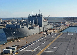 USS Bataan legt sich neben dem Trockentanker und Munitionsschiff USNS Robert E ab.